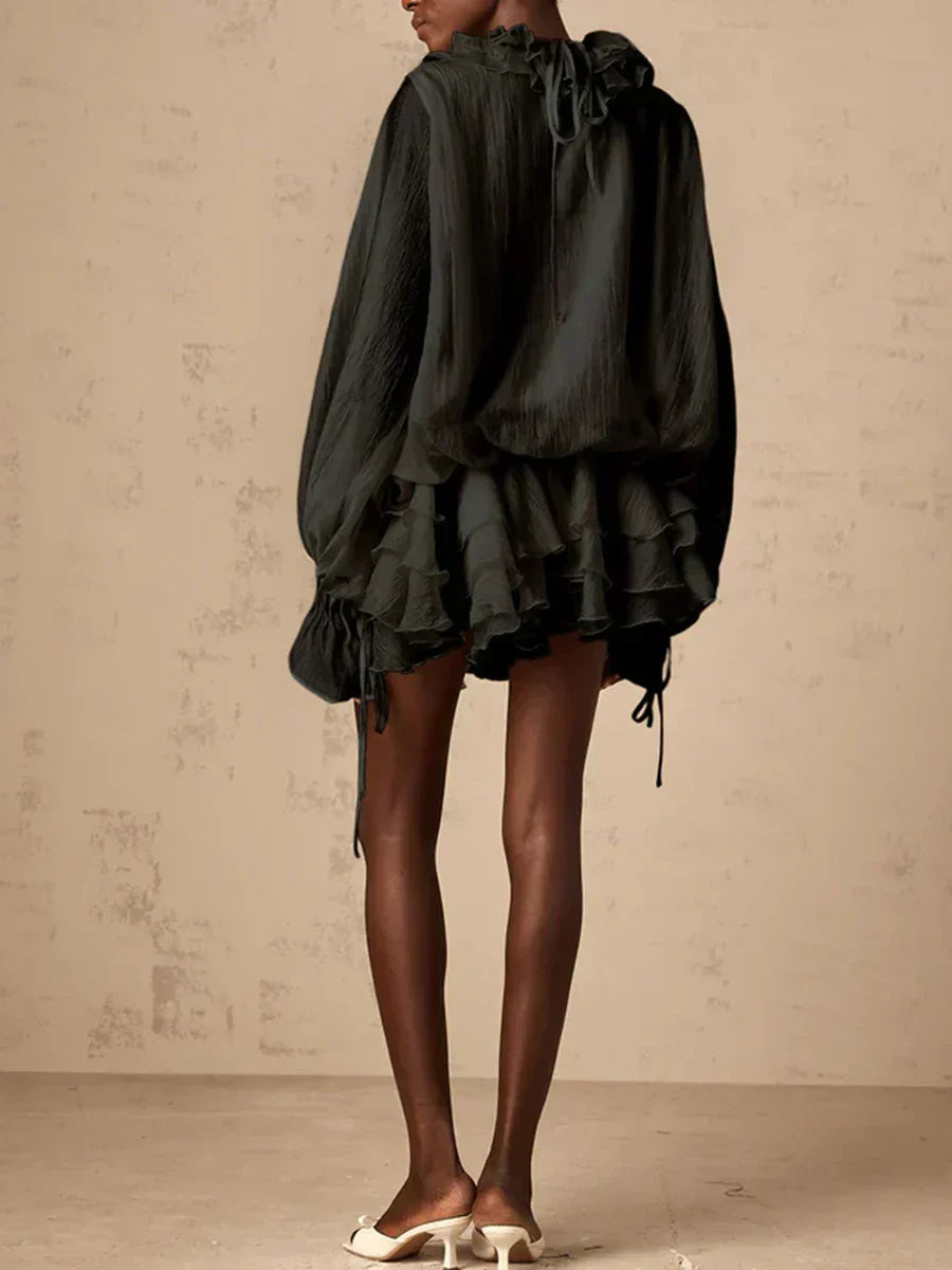 Heloísa | Vestido Curto Off-White com Flores 3D, Decote em V e Babados