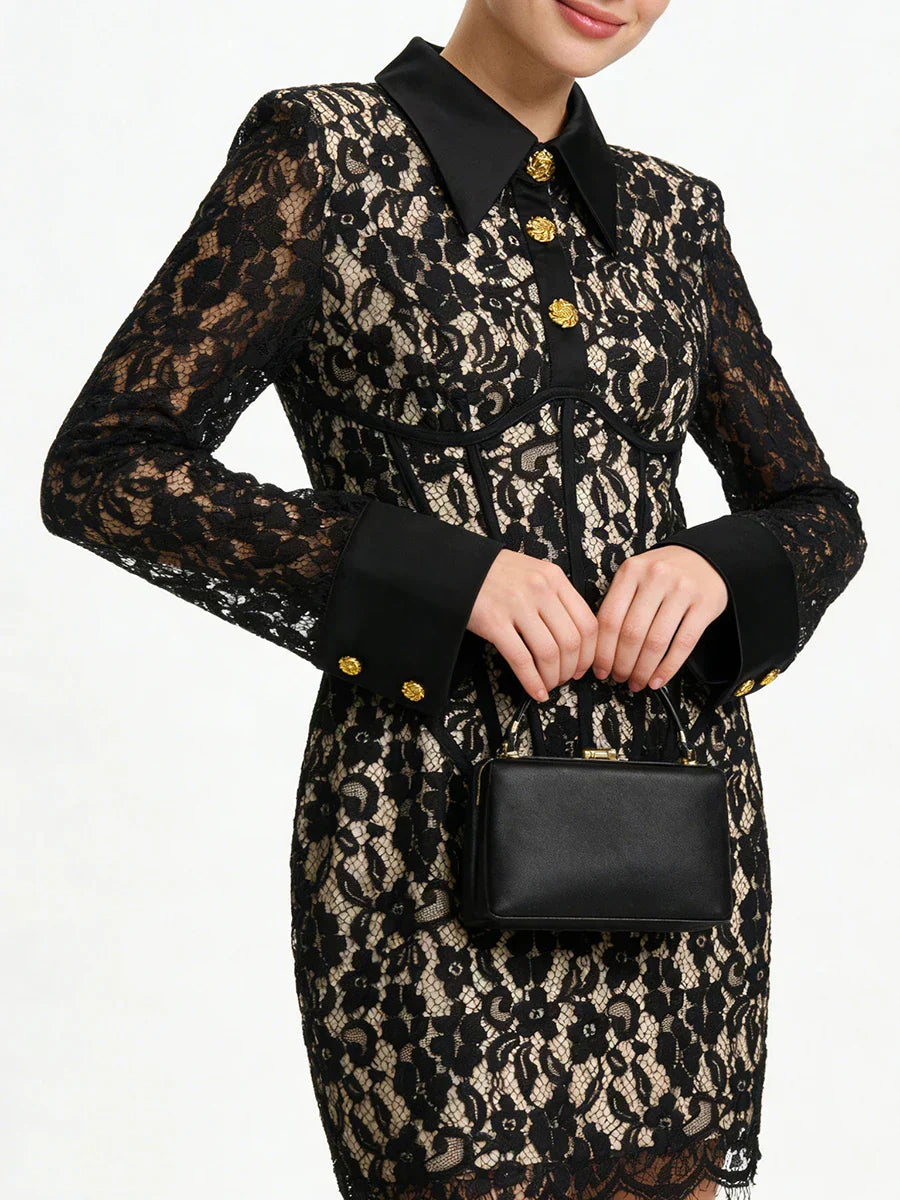 Arabela | Vestido Curto Preto em Renda Dourada com Cintura Alta e Gola