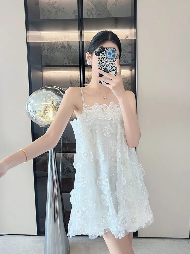 Cecília | Vestido Curto Godê com Bordado Floral 3D e Costas Abertas