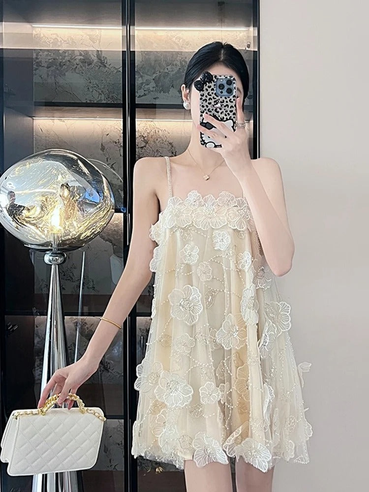 Cecília | Vestido Curto Godê com Bordado Floral 3D e Costas Abertas