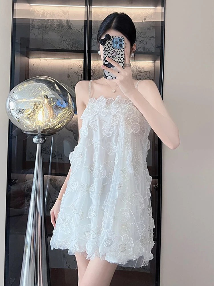 Cecília | Vestido Curto Godê com Bordado Floral 3D e Costas Abertas