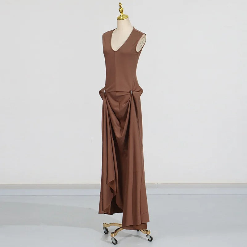 Caramela | Vestido Longo Caramelo com Decote em V, Drapeado e Fivela Dourada