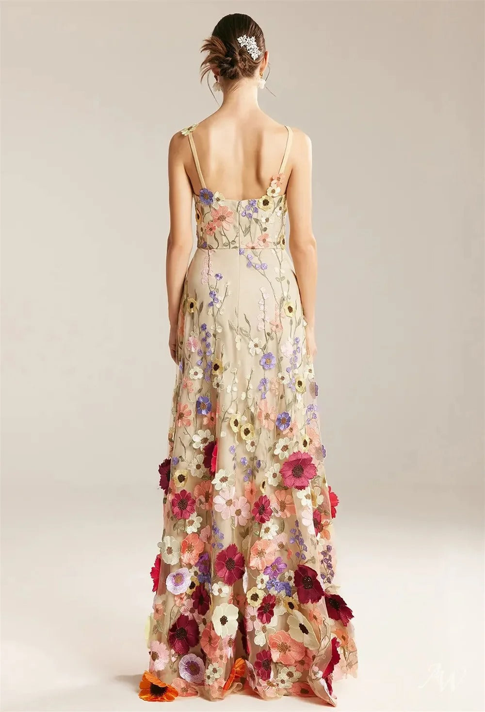 Jardim | Vestido Longo em Tule com Flores Aplicadas em Relevo