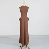 Caramela | Vestido Longo Caramelo com Decote em V, Drapeado e Fivela Dourada