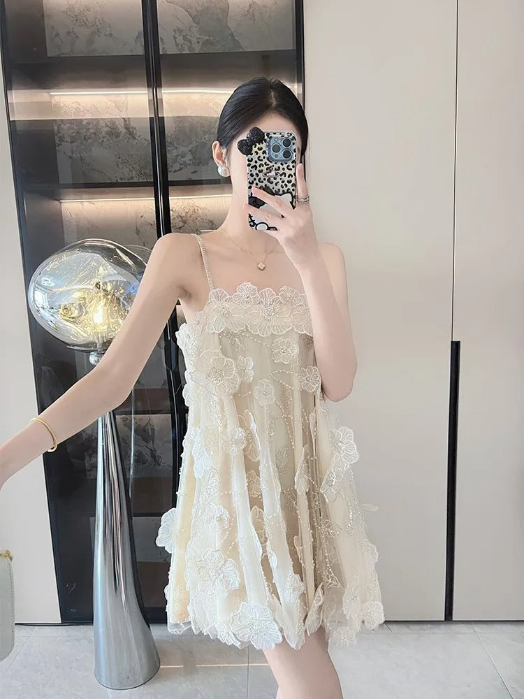 Cecília | Vestido Curto Godê com Bordado Floral 3D e Costas Abertas