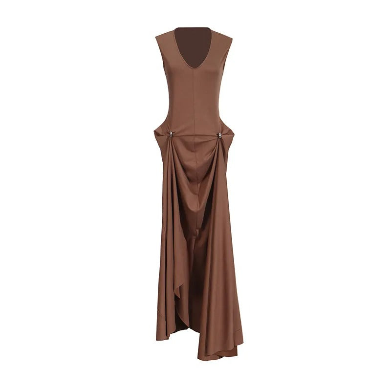 Caramela | Vestido Longo Caramelo com Decote em V, Drapeado e Fivela Dourada