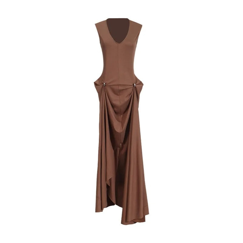 Caramela | Vestido Longo Caramelo com Decote em V, Drapeado e Fivela Dourada