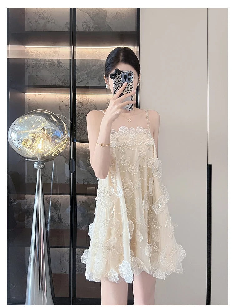 Cecília | Vestido Curto Godê com Bordado Floral 3D e Costas Abertas