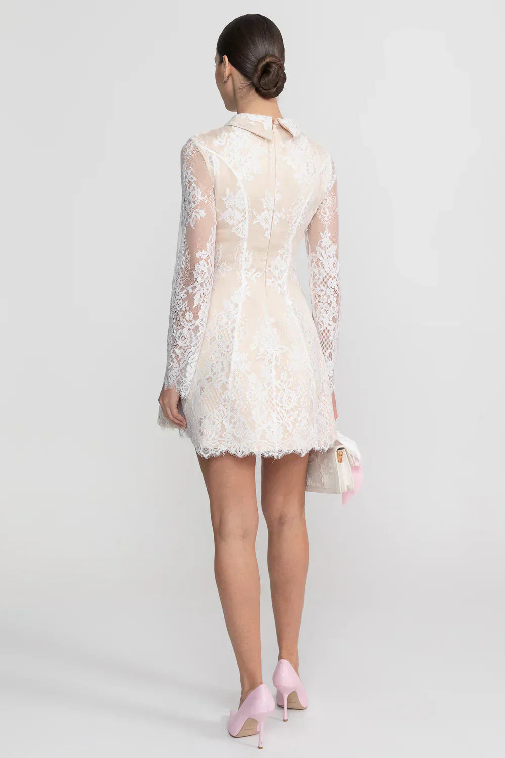 Rafaela | Vestido Curto em Renda Trabalhada com Manga Longa e Gola