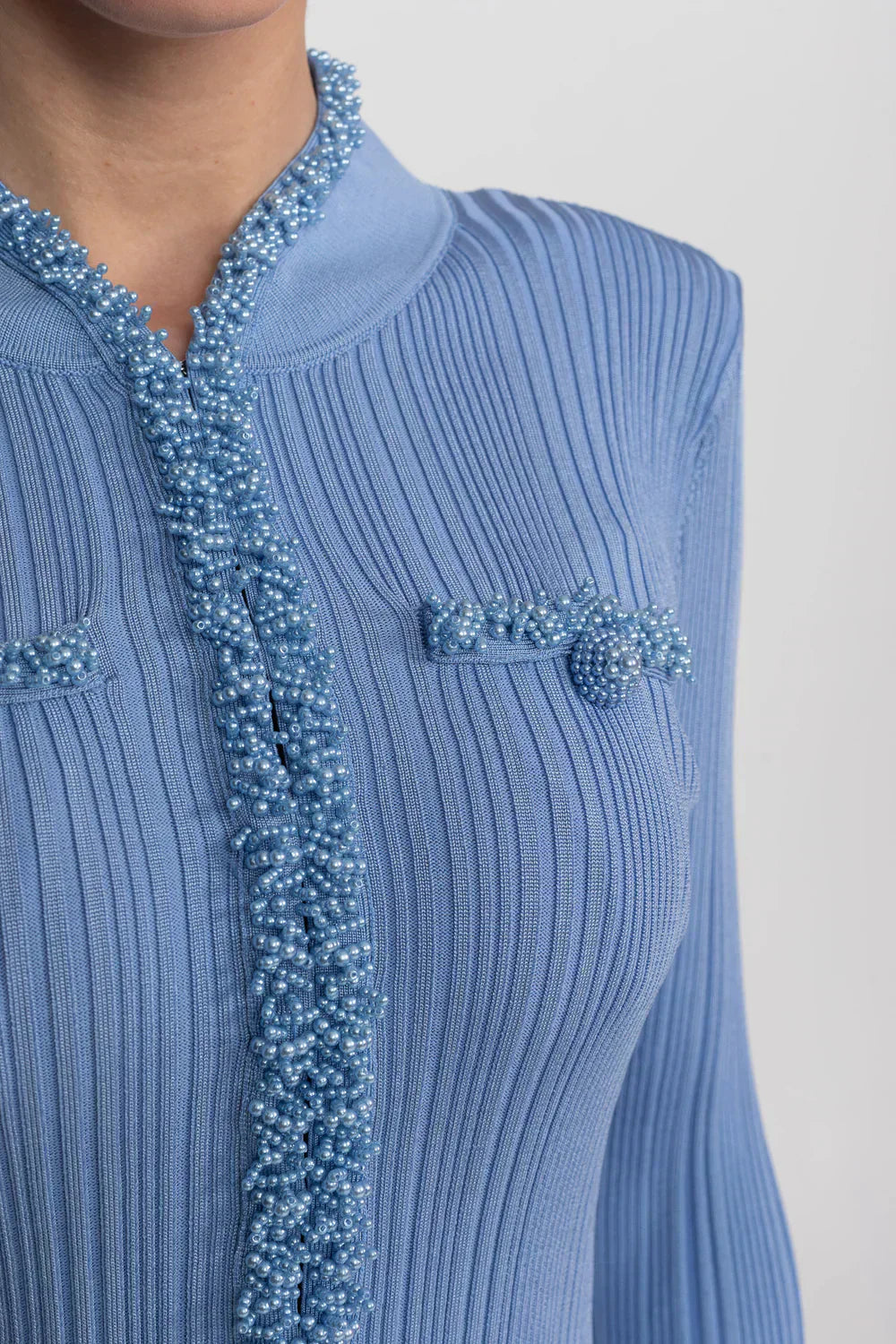 Yasmin | Vestido Curto Azul em Malha com Manga Sino e Pedraria