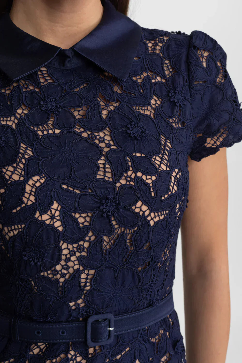 Marina | Vestido Sereia Azul Marinho com Flores em Relevo e Recortes Vazados