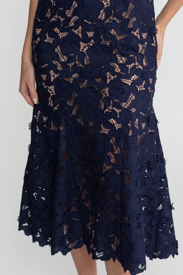 Marina | Vestido Sereia Azul Marinho com Flores em Relevo e Recortes Vazados