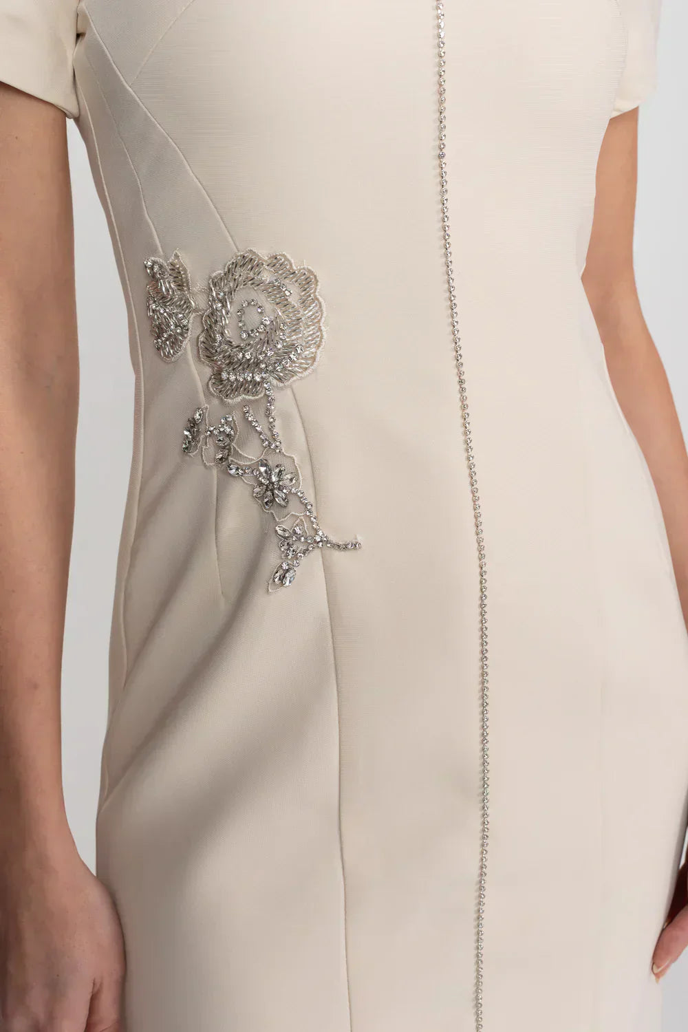 Natália | Vestido Midi em Alfaiataria Lápis com Pedraria Bordada à Mão