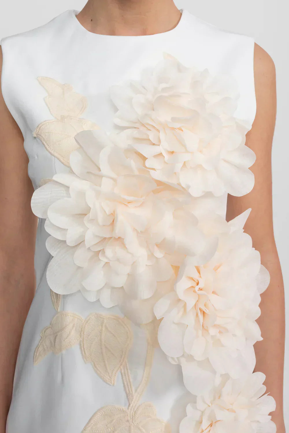 Beatriz | Vestido Curto Branco com Florais 3D e Decote Canoa