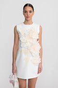Beatriz | Vestido Curto Branco com Florais 3D e Decote Canoa