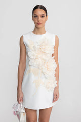 Beatriz | Vestido Curto Branco com Florais 3D e Decote Canoa