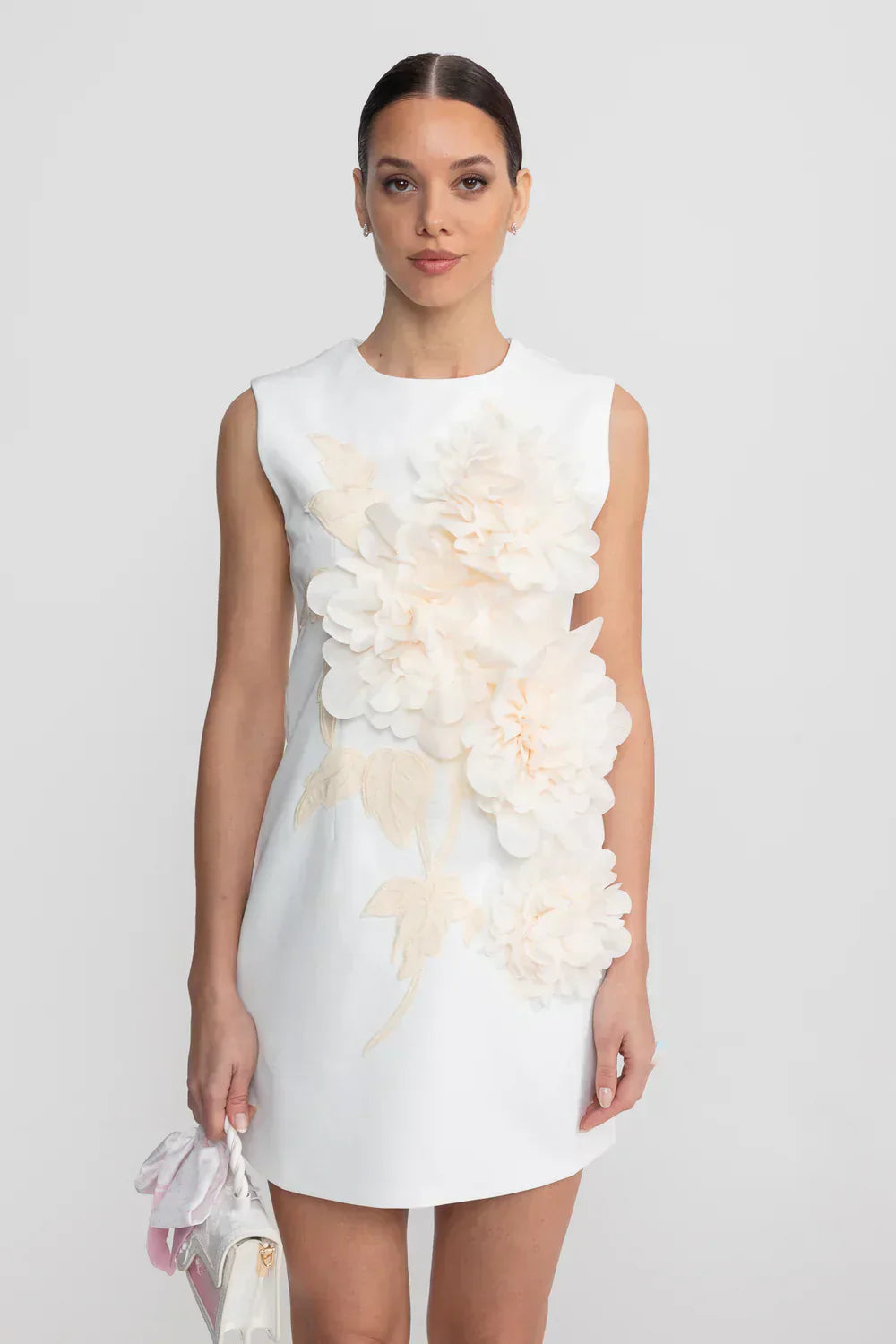 Beatriz | Vestido Curto Branco com Florais 3D e Decote Canoa