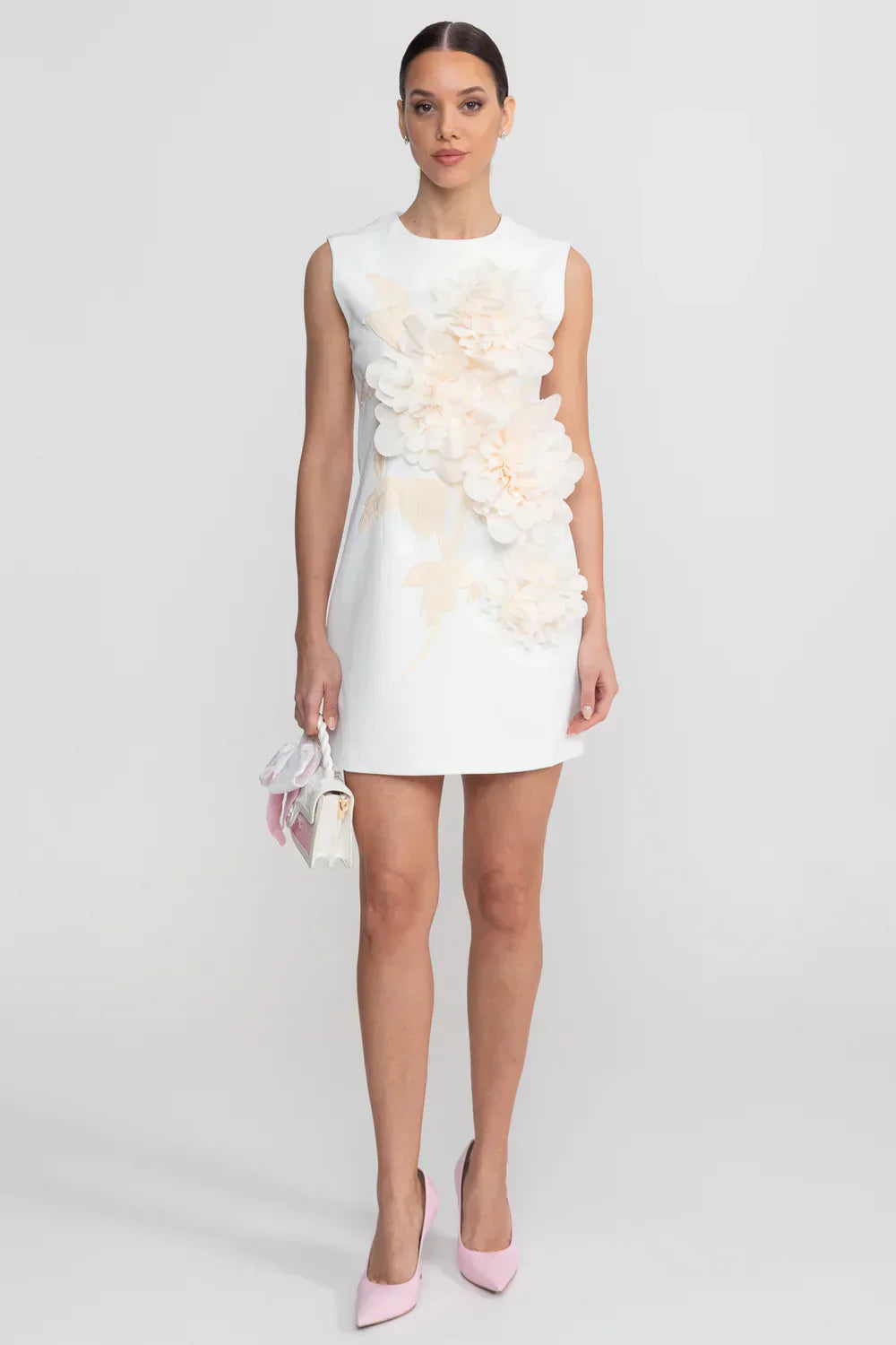 Beatriz | Vestido Curto Branco com Florais 3D e Decote Canoa