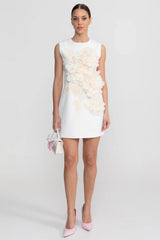 Beatriz | Vestido Curto Branco com Florais 3D e Decote Canoa