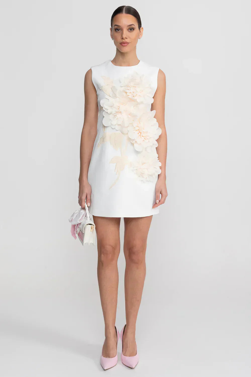 Beatriz | Vestido Curto Branco com Florais 3D e Decote Canoa