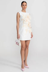 Beatriz | Vestido Curto Branco com Florais 3D e Decote Canoa