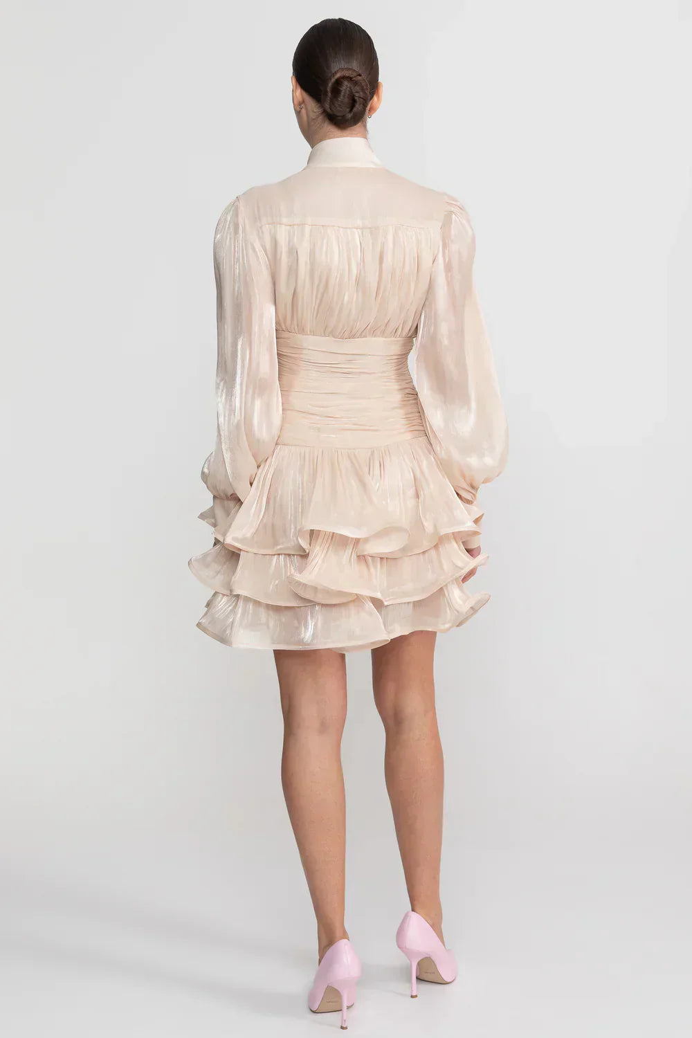 Champagne | Vestido Curto em Cetim Perolado com Babados em Camadas