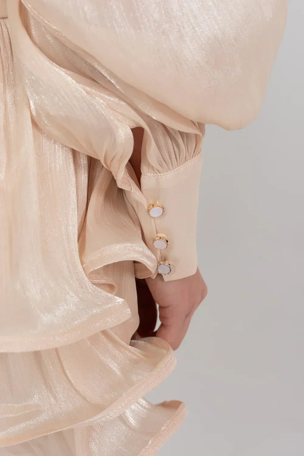 Champagne | Vestido Curto em Cetim Perolado com Babados em Camadas