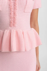 Valentina | Vestido Midi Rosa em Tricô com Babados e Bordado de Pérolas