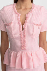 Valentina | Vestido Midi Rosa em Tricô com Babados e Bordado de Pérolas