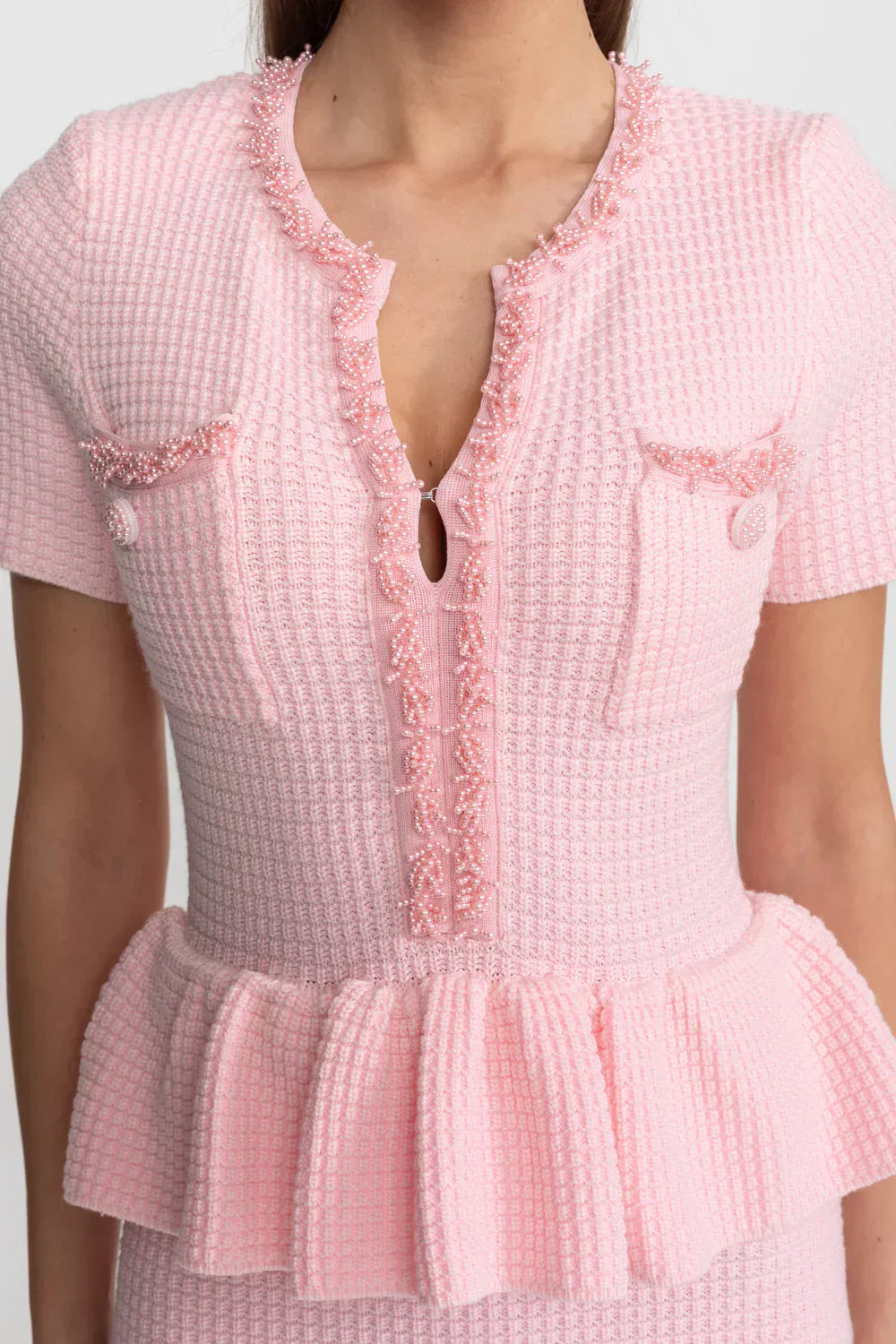 Valentina | Vestido Midi Rosa em Tricô com Babados e Bordado de Pérolas