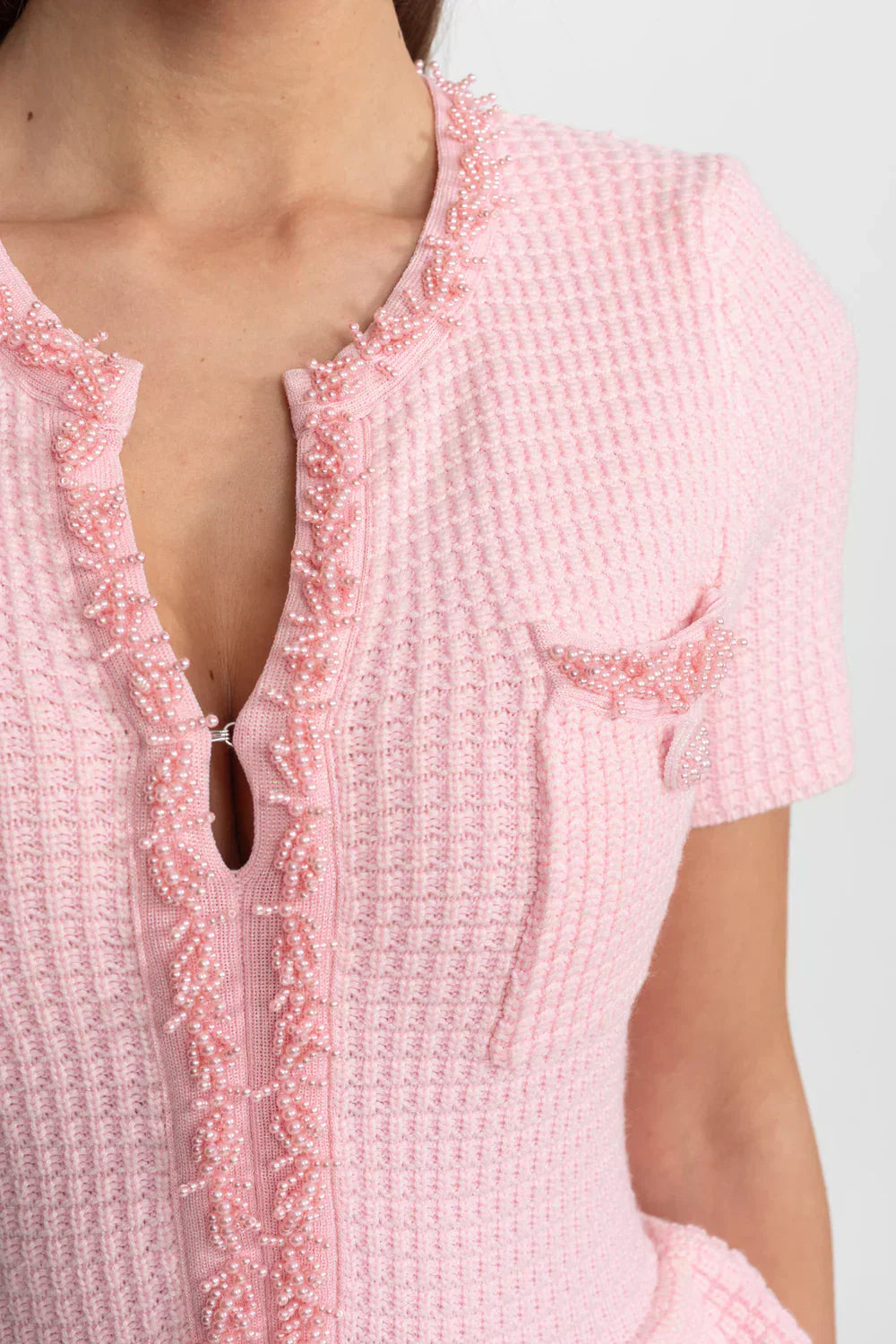 Valentina | Vestido Midi Rosa em Tricô com Babados e Bordado de Pérolas