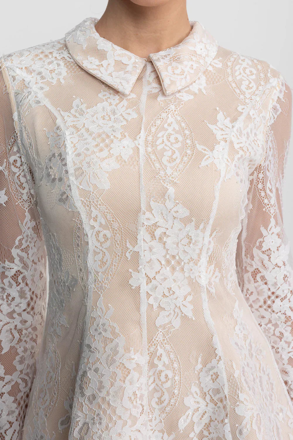 Rafaela | Vestido Curto em Renda Trabalhada com Manga Longa e Gola