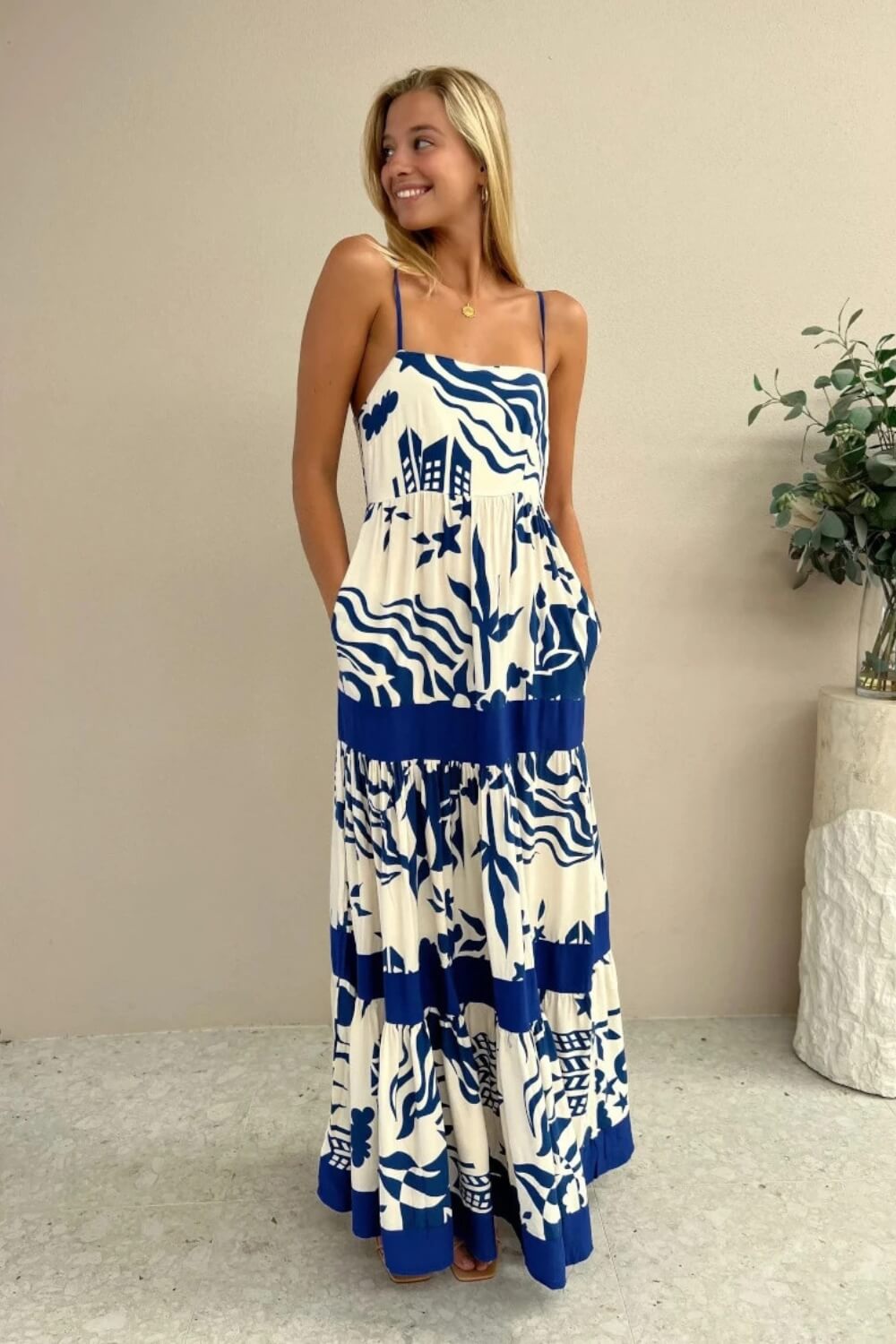 Carmen | Vestido Longo Azul e Branco com Estampa Marcante