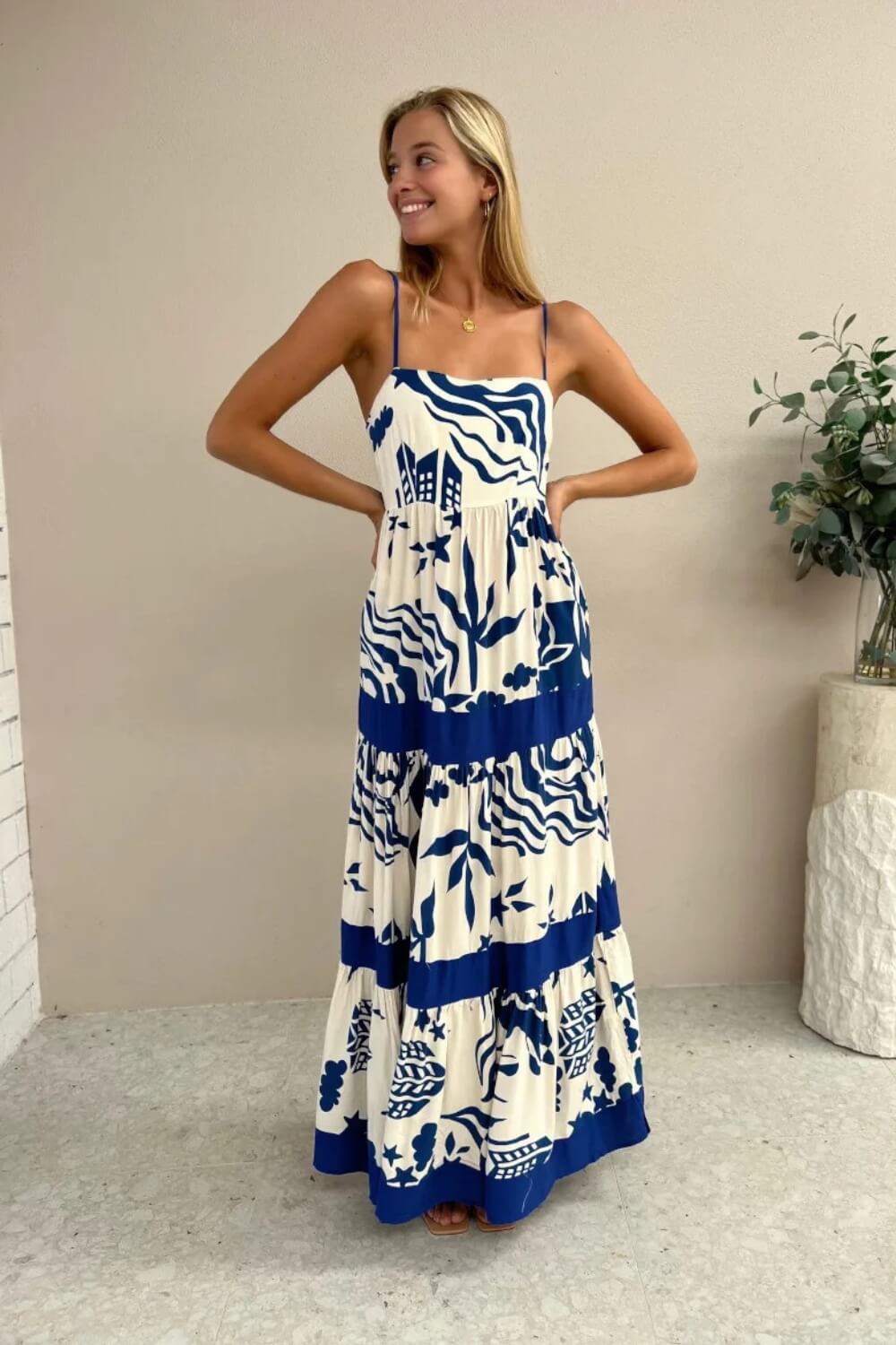 Carmen | Vestido Longo Azul e Branco com Estampa Marcante