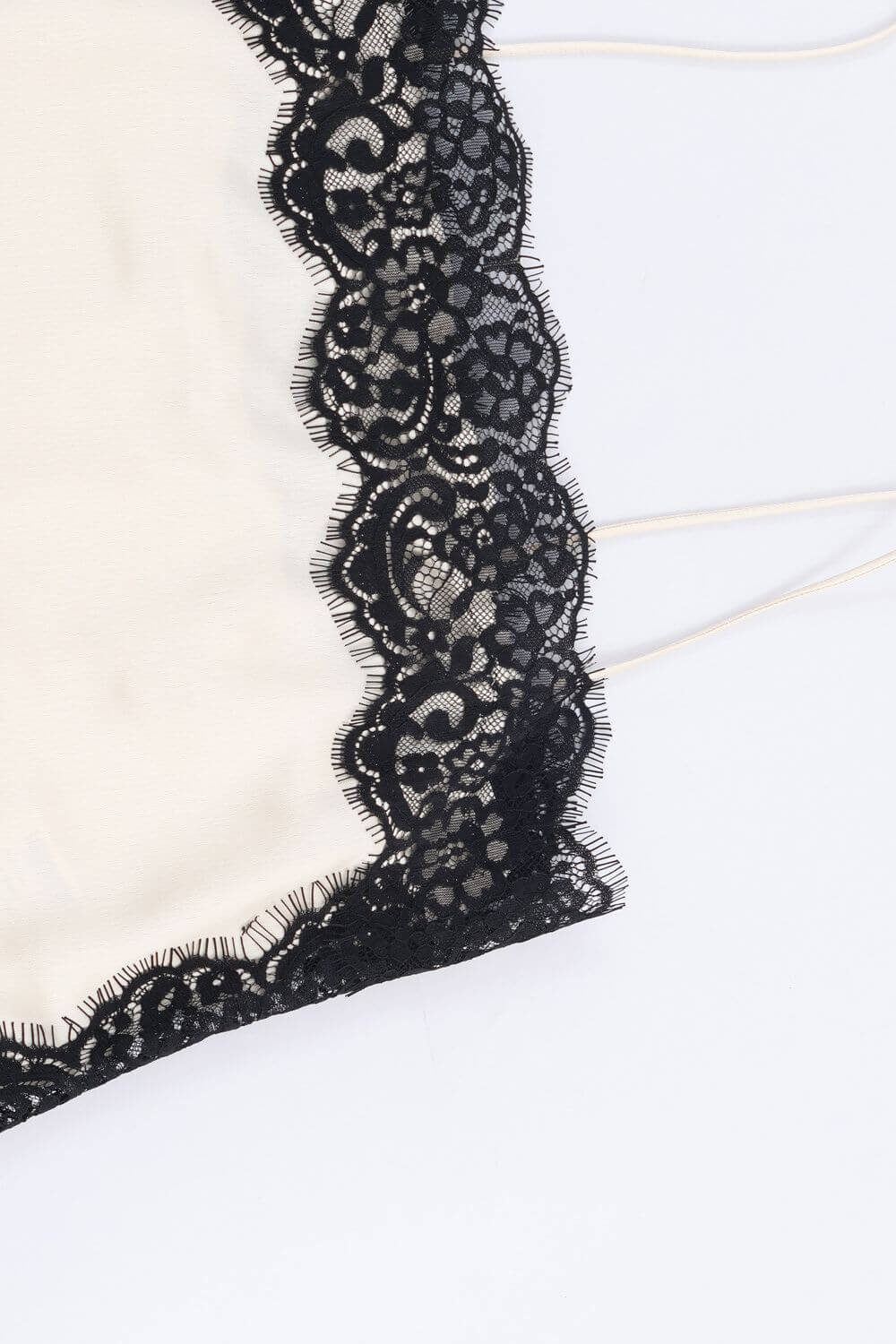 Fátima | Vestido Curto em Branco Fluido com Acabamento em Renda Preta