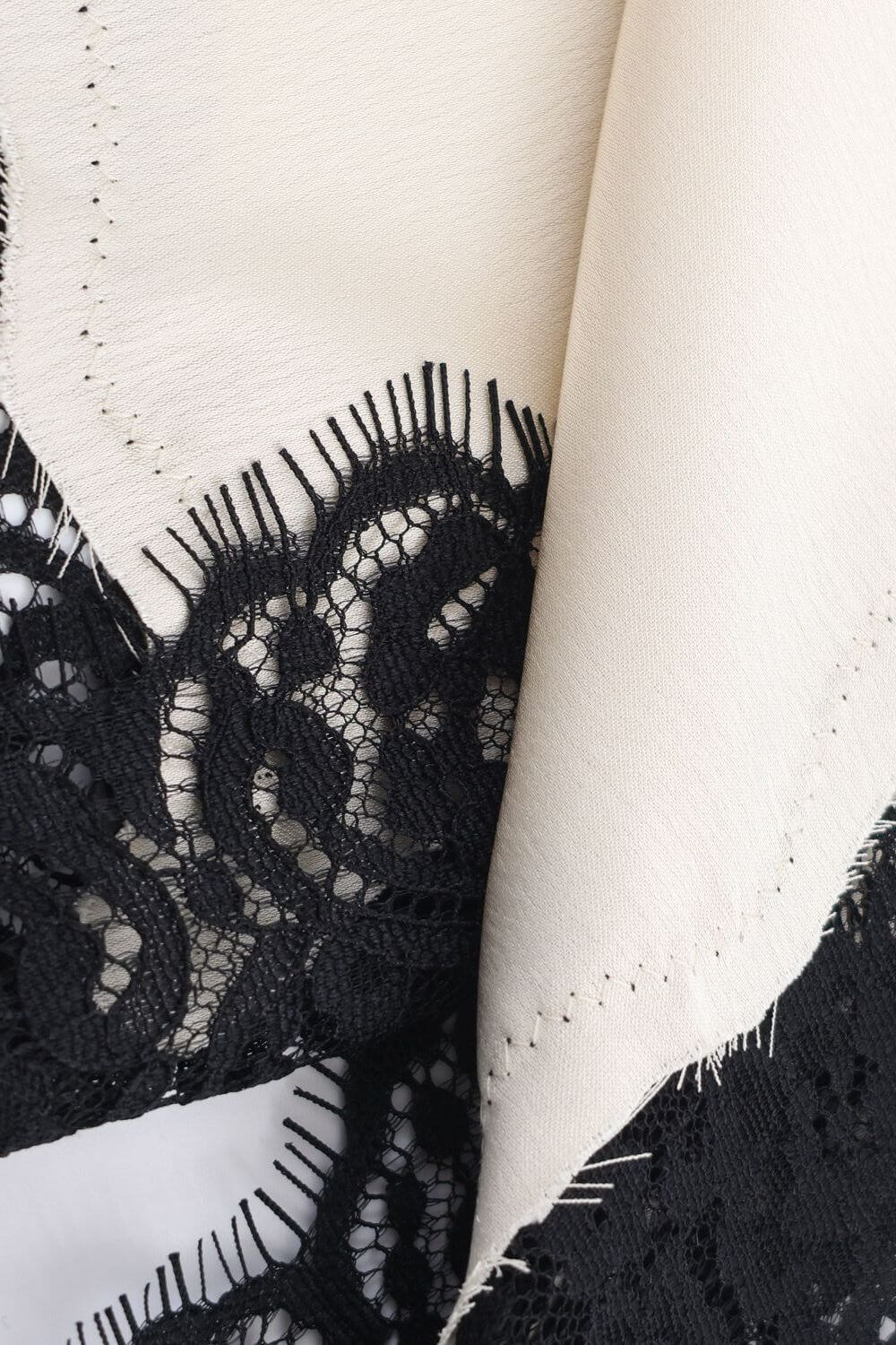 Fátima | Vestido Curto em Branco Fluido com Acabamento em Renda Preta