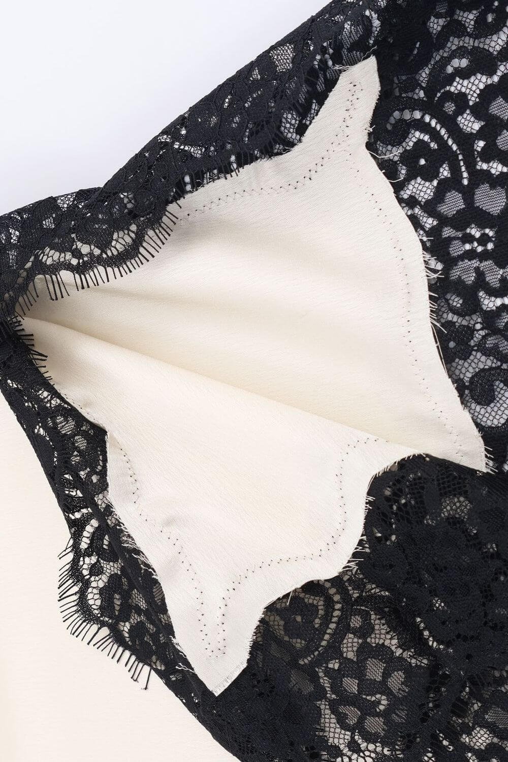 Fátima | Vestido Curto em Branco Fluido com Acabamento em Renda Preta
