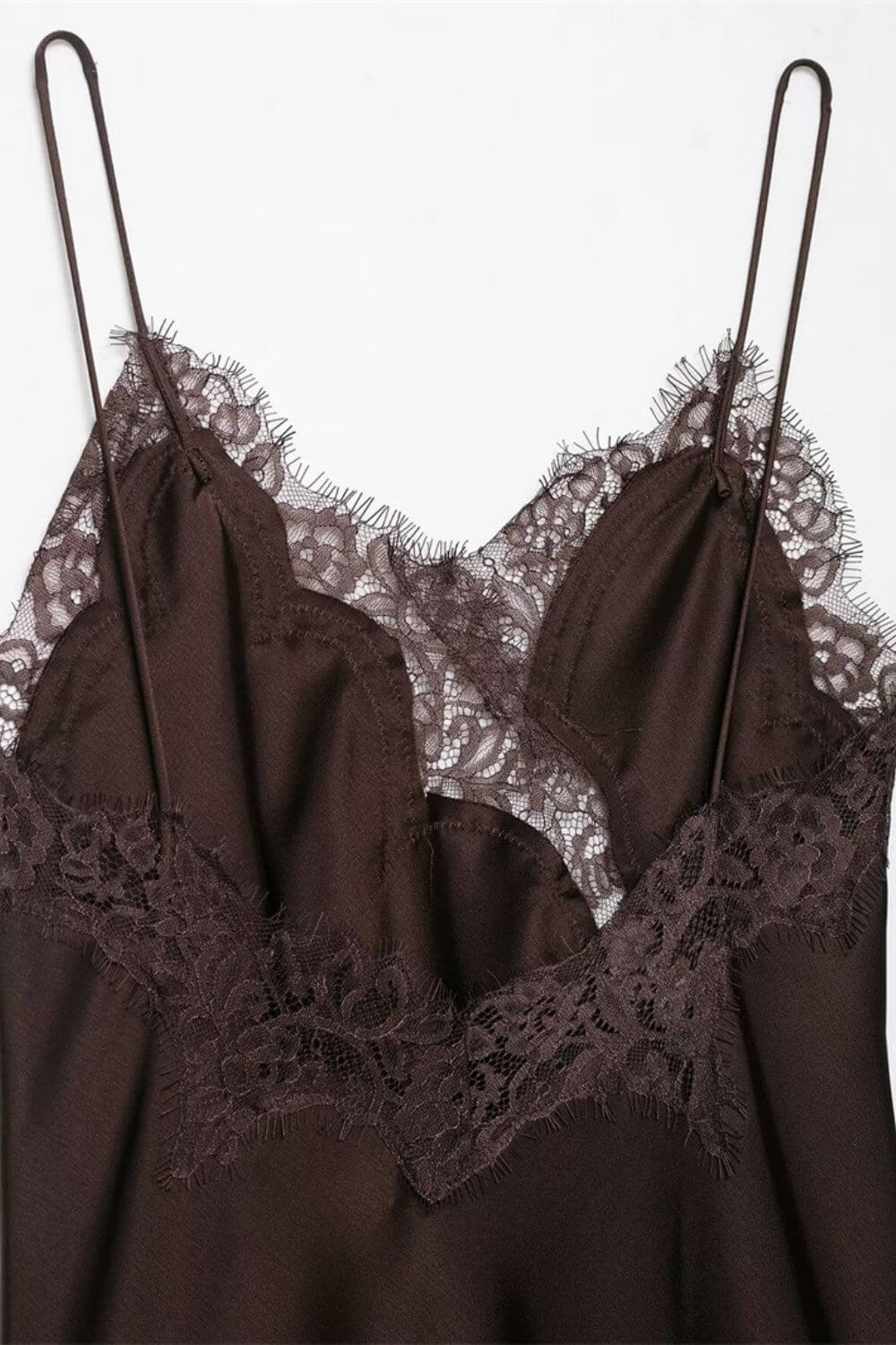 Desiré | Vestido Midi Branco com Aplicações Florais em Preto e Barra Assimétrica