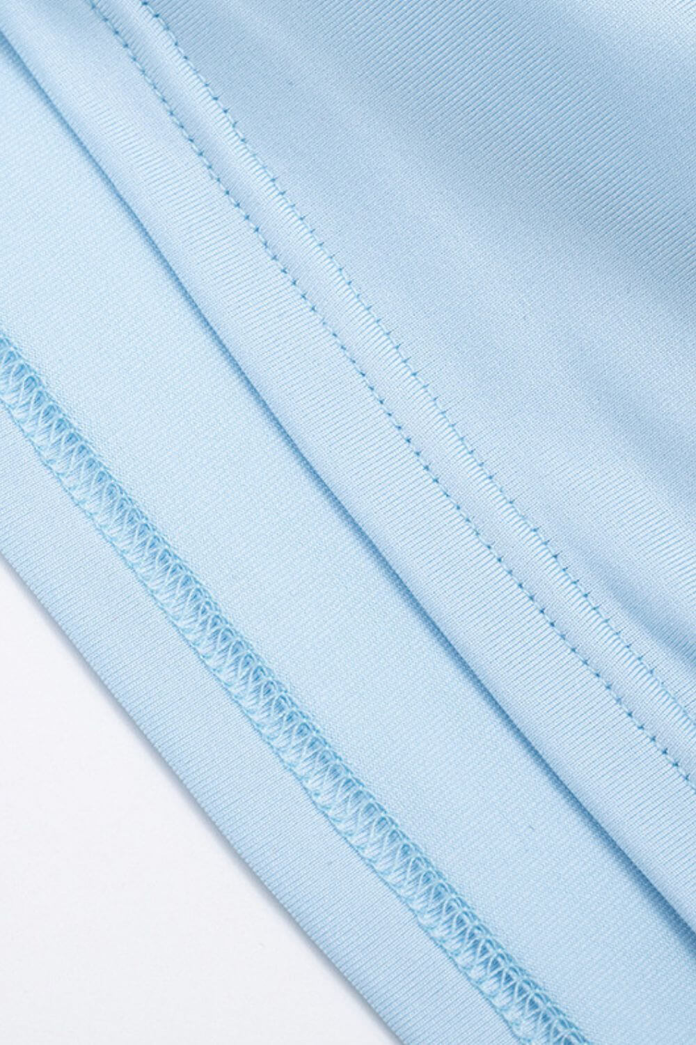 Olise | Vestido Curto em Azul Claro com Nó Frontal e Decote V
