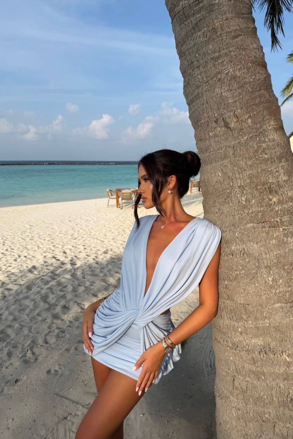 Olise | Vestido Curto em Azul Claro com Nó Frontal e Decote V
