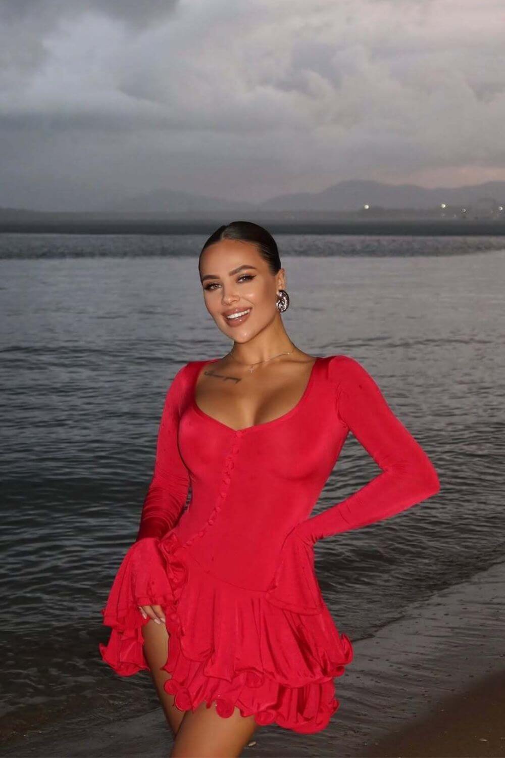 Mariane | Vestido Curto Rosa Blush com Mangas Bufantes e Babados