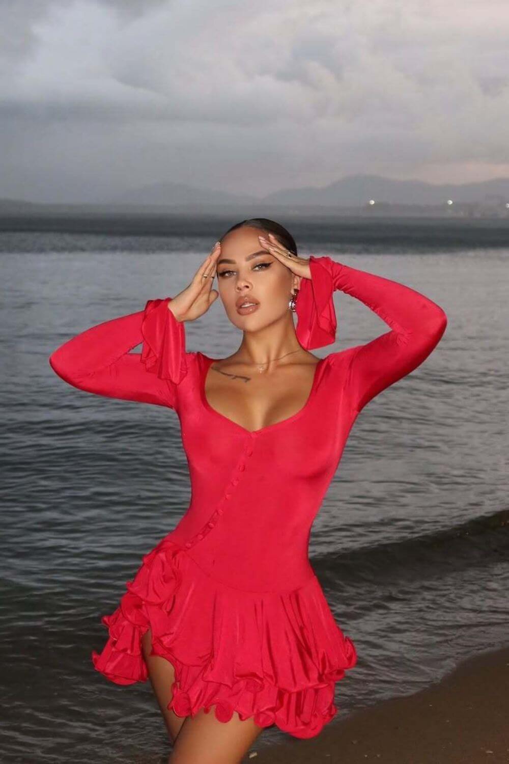 Mariane | Vestido Curto Rosa Blush com Mangas Bufantes e Babados