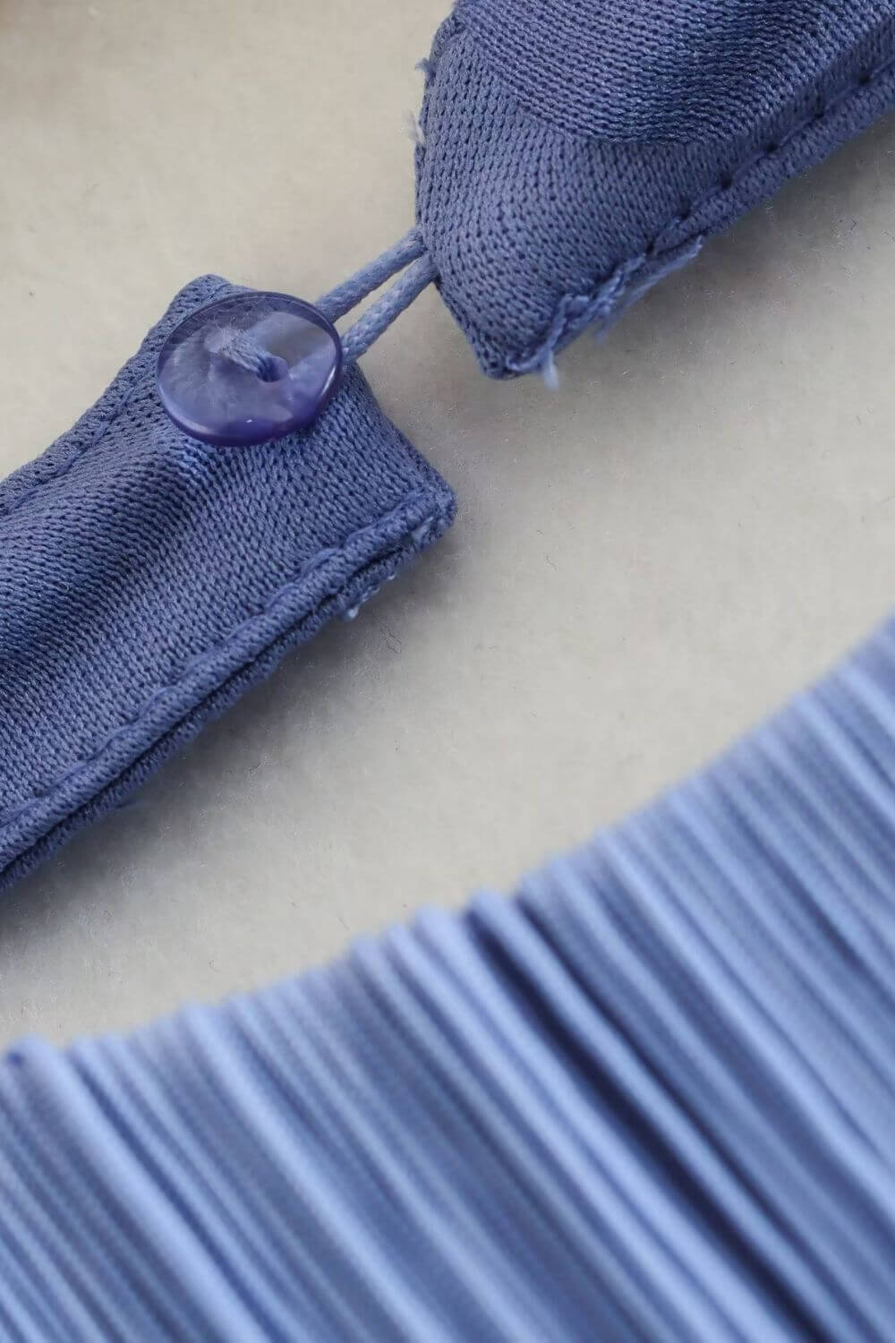 Penélope | Vestido Mini em Franjas Azul Ardósia com Decote Halter