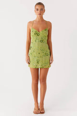 Valentina | Vestido Curto Verde Pistache Floral com Decote Coração