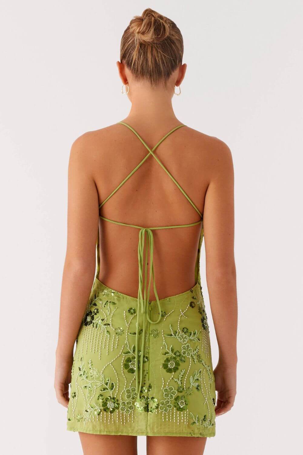 Valentina | Vestido Curto Verde Pistache Floral com Decote Coração