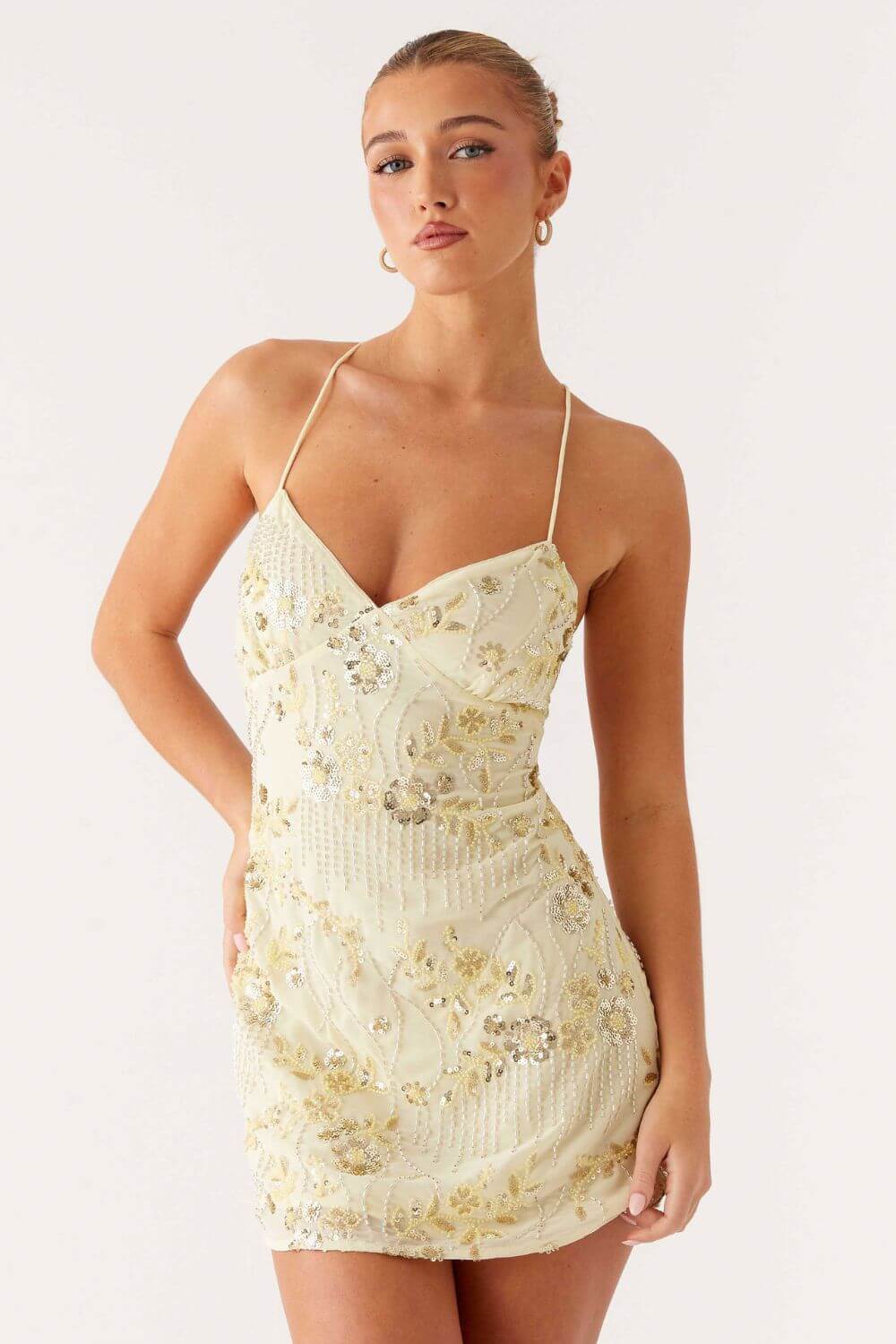 Valentina | Vestido Curto Verde Pistache Floral com Decote Coração