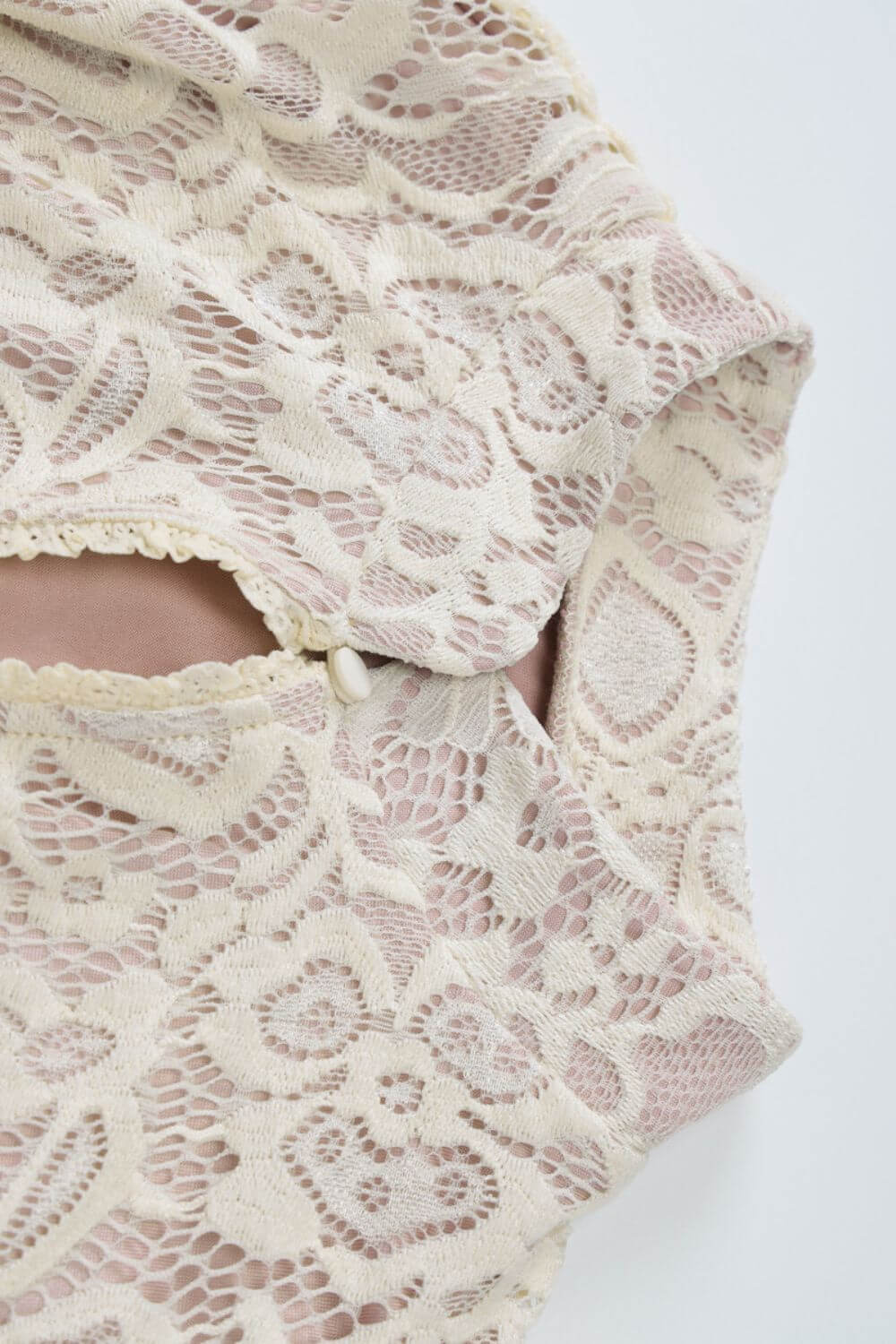 Sorelle | Vestido Curto em Renda Floral Off-White com Manga Longa e Recorte Frontal