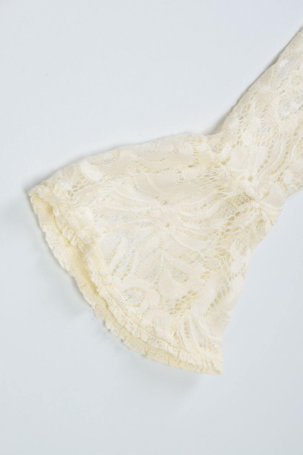 Sorelle | Vestido Curto em Renda Floral Off-White com Manga Longa e Recorte Frontal