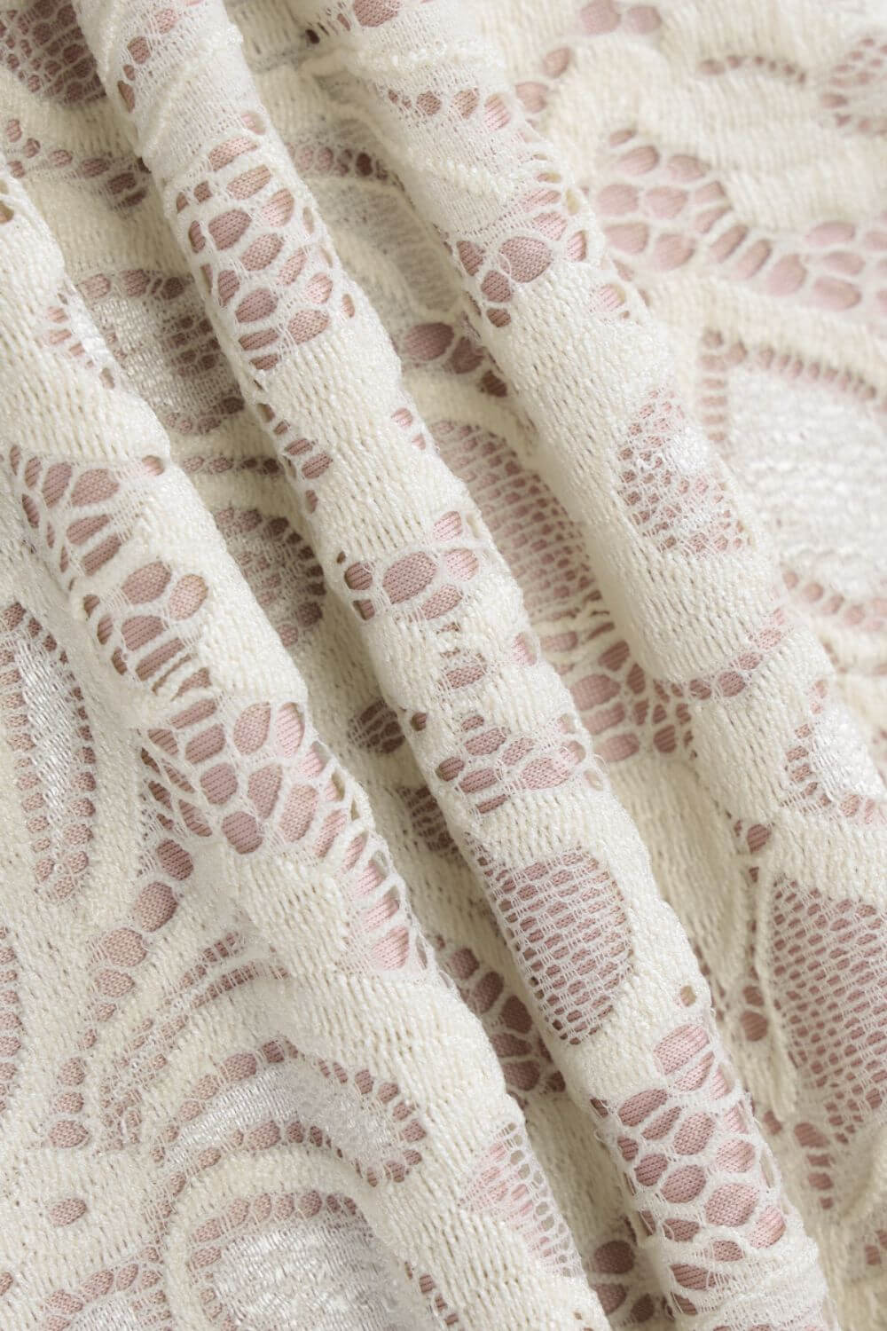 Sorelle | Vestido Curto em Renda Floral Off-White com Manga Longa e Recorte Frontal